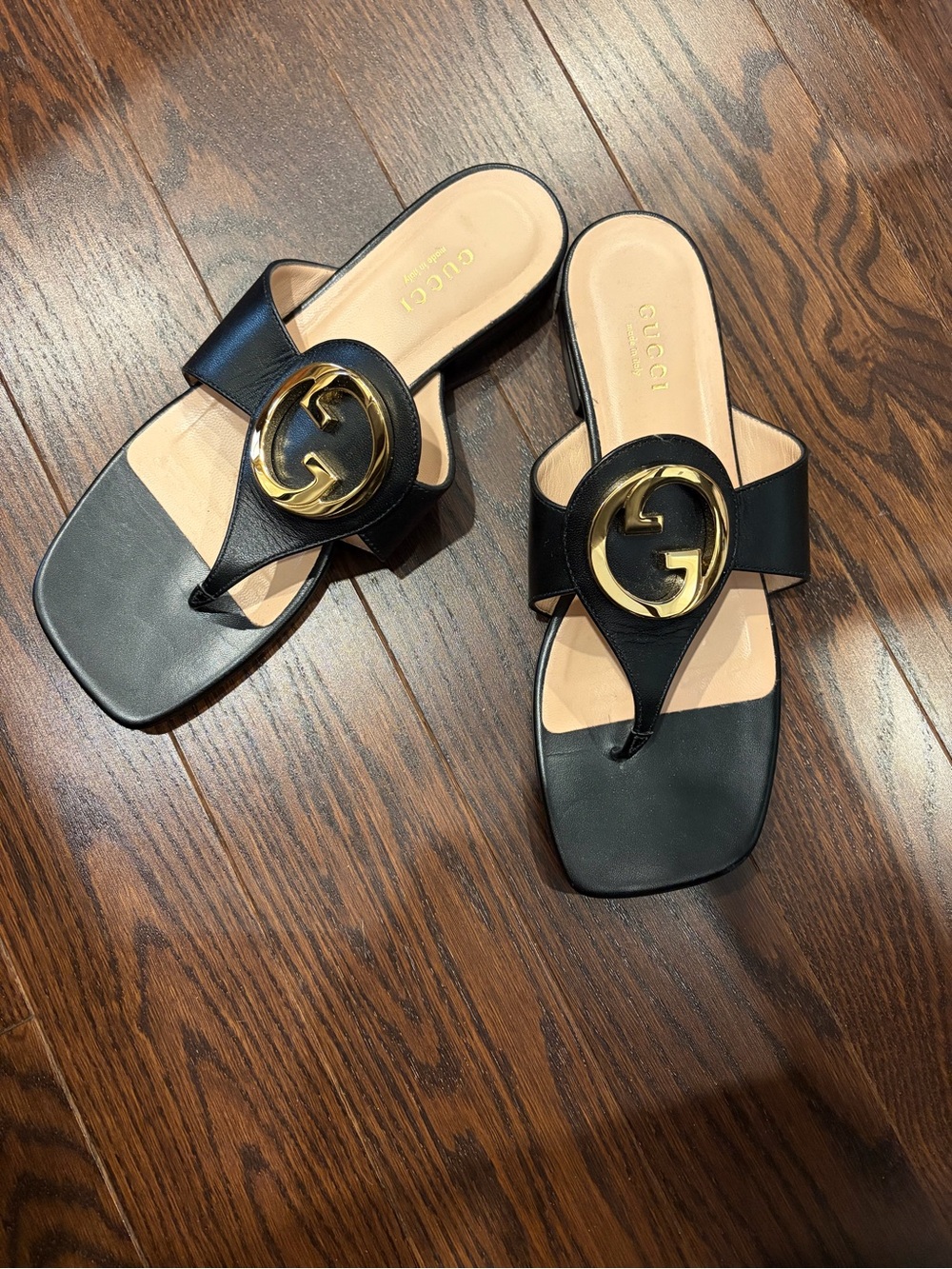 Gucci Black Leather Thong Sandals with Gold GG Medallion - Picture 2 of 2